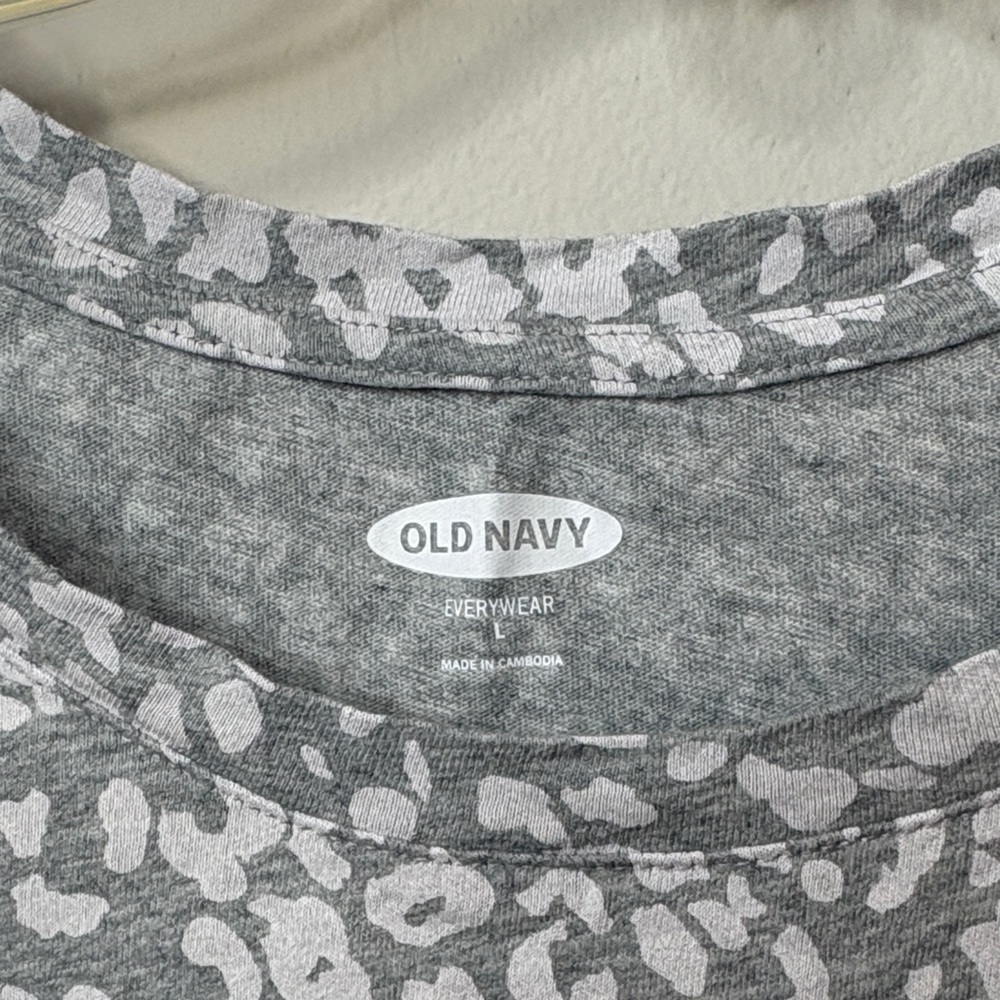 Old Navy Gray and White Leopard Short Sleeve Tee - Picture 3 of 6